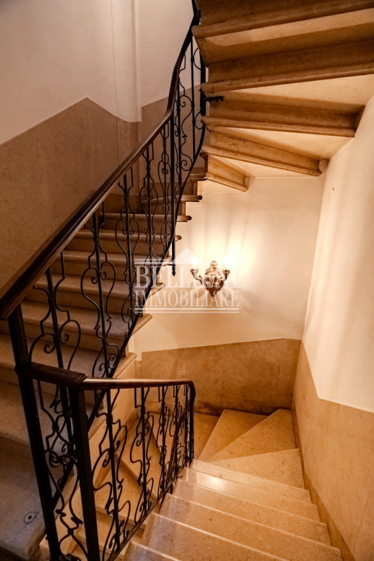 CENTRO STORICO: Proponiamo in vendita un esclusivo appartamento al piano nobile di un piccolo pal...