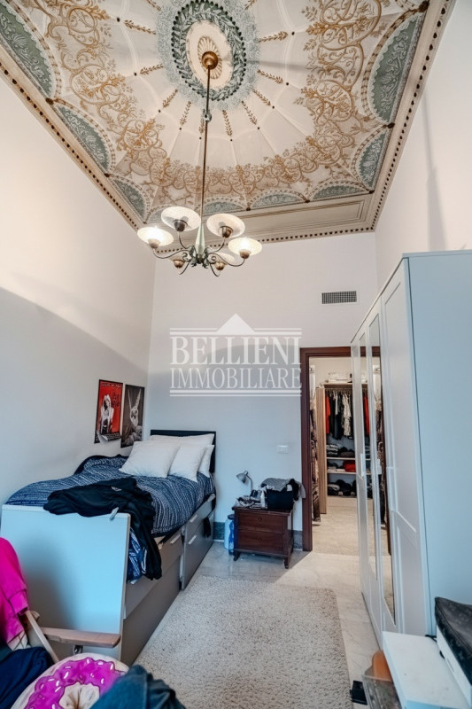 CENTRO STORICO: Proponiamo in vendita un esclusivo appartamento al piano nobile di un piccolo pal...