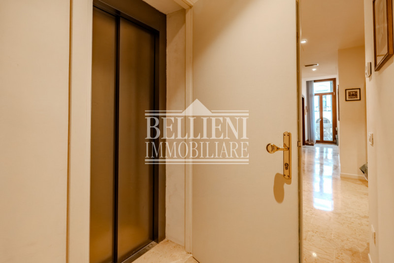 CENTRO STORICO: Proponiamo in vendita un esclusivo appartamento al piano nobile di un piccolo pal...