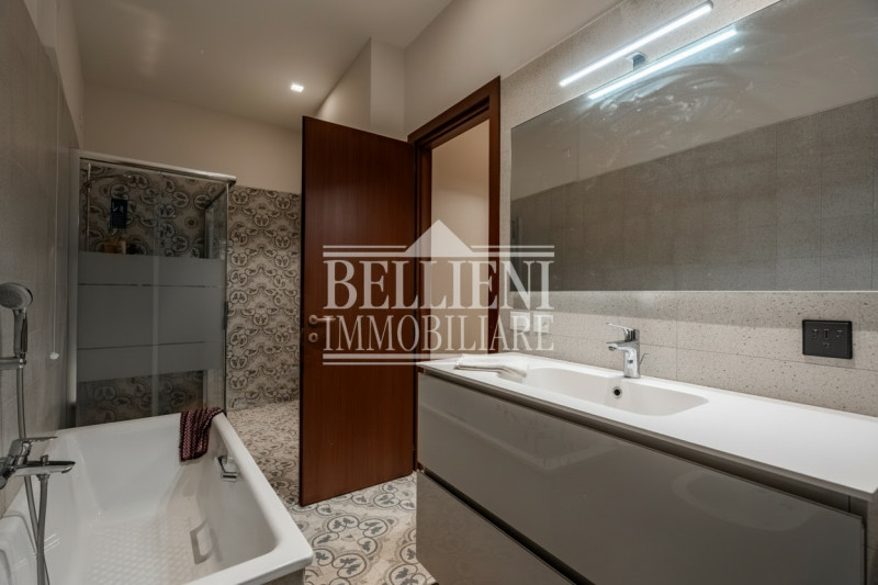 CENTRO STORICO: Proponiamo in vendita un esclusivo appartamento al piano nobile di un piccolo pal...