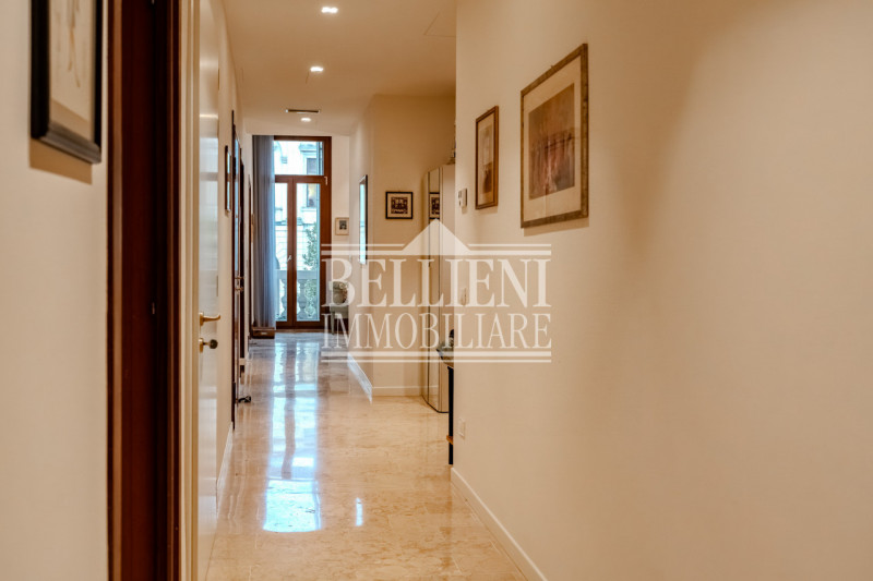 CENTRO STORICO: Proponiamo in vendita un esclusivo appartamento al piano nobile di un piccolo pal...