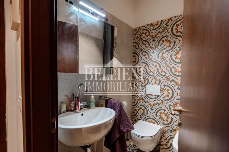 CENTRO STORICO: Proponiamo in vendita un esclusivo appartamento al piano nobile di un piccolo pal...