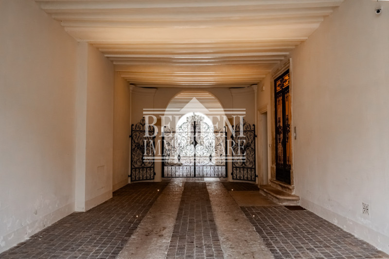 CENTRO STORICO: Proponiamo in vendita un esclusivo appartamento al piano nobile di un piccolo pal...