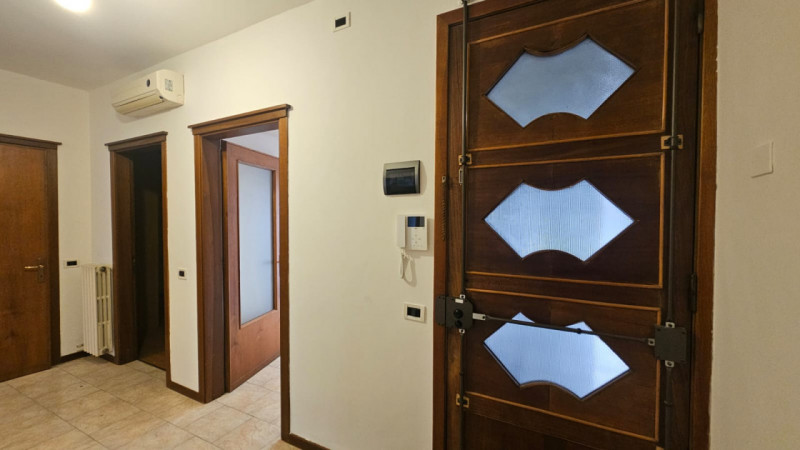 Proponiamo in vendita appartamento posto al secondo e ultimo piano di una piccola palazzina senza...