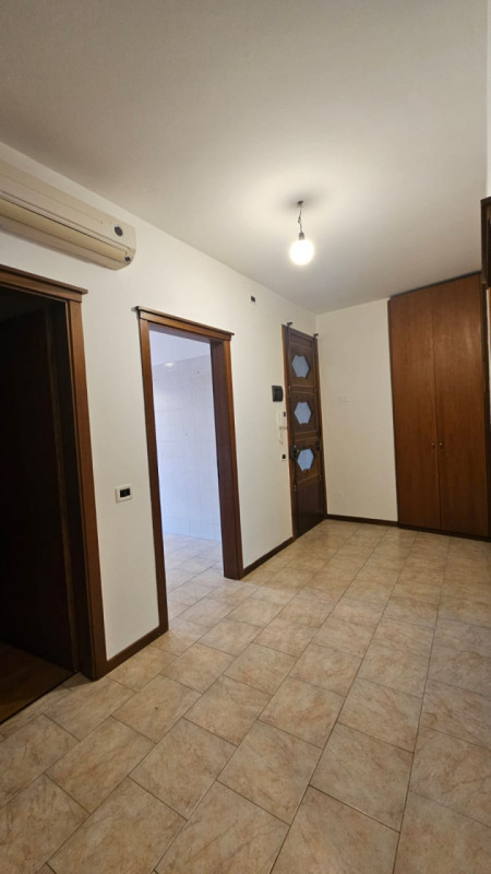 Proponiamo in vendita appartamento posto al secondo e ultimo piano di una piccola palazzina senza...