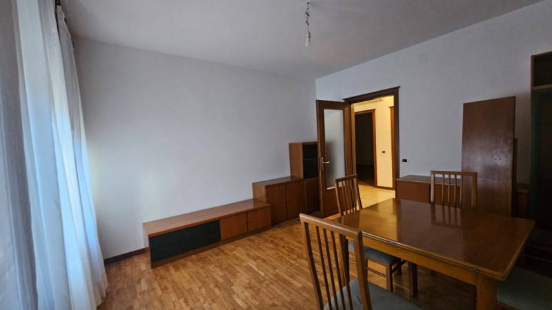 Proponiamo in vendita appartamento posto al secondo e ultimo piano di una piccola palazzina senza...