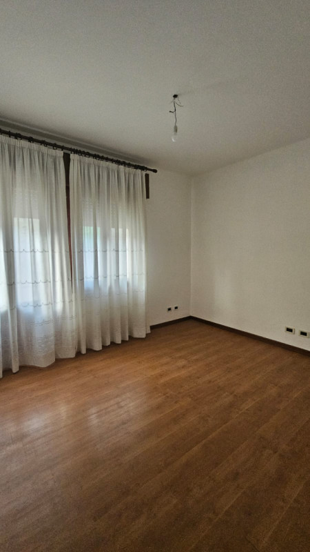 Proponiamo in vendita appartamento posto al secondo e ultimo piano di una piccola palazzina senza...