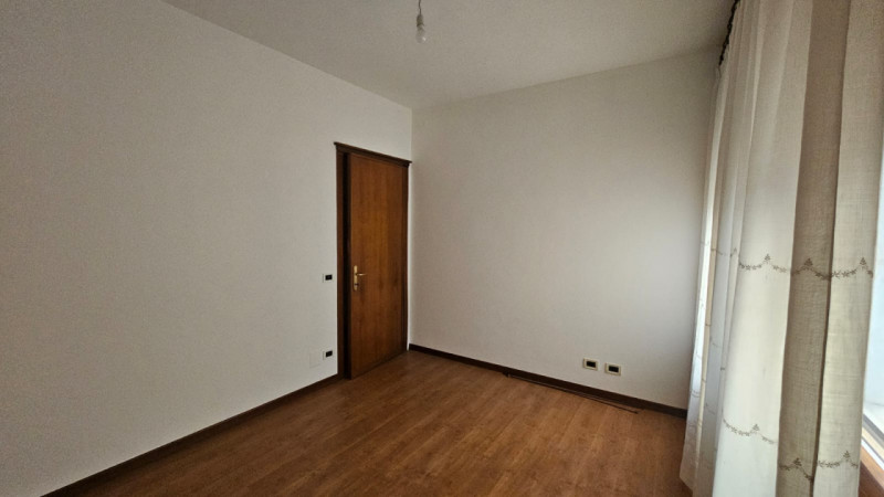 Proponiamo in vendita appartamento posto al secondo e ultimo piano di una piccola palazzina senza...