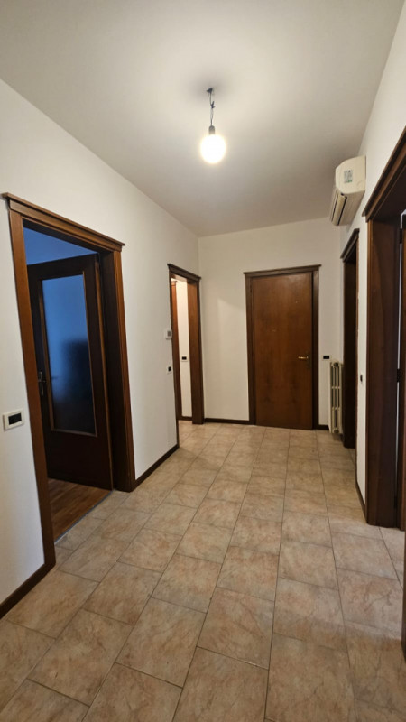 Proponiamo in vendita appartamento posto al secondo e ultimo piano di una piccola palazzina senza...