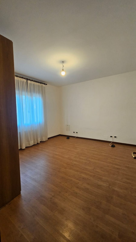 Proponiamo in vendita appartamento posto al secondo e ultimo piano di una piccola palazzina senza...