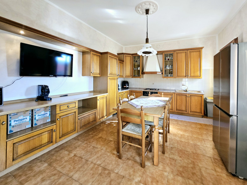 Proponiamo in vendita a Piacenza D'Adige, spaziosa soluzione indipendente con cortile e giardino ...