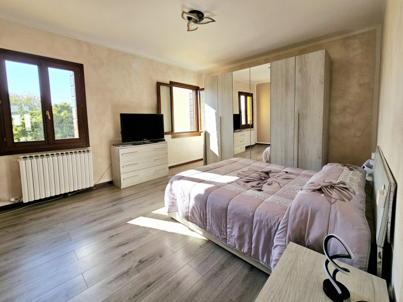 Proponiamo in vendita a Piacenza D'Adige, spaziosa soluzione indipendente con cortile e giardino ...