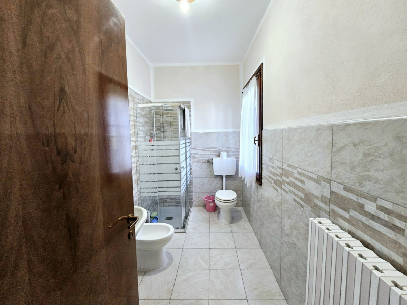 Proponiamo in vendita a Piacenza D'Adige, spaziosa soluzione indipendente con cortile e giardino ...