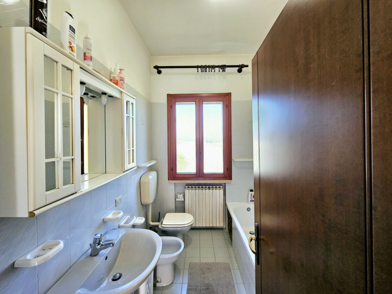 Proponiamo in vendita a Piacenza D'Adige, spaziosa soluzione indipendente con cortile e giardino ...