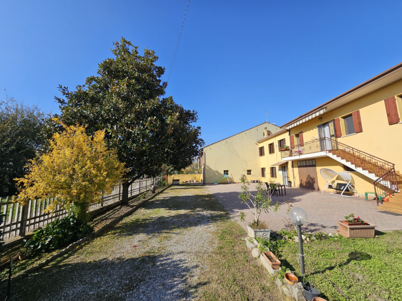 Proponiamo in vendita a Piacenza D'Adige, spaziosa soluzione indipendente con cortile e giardino ...
