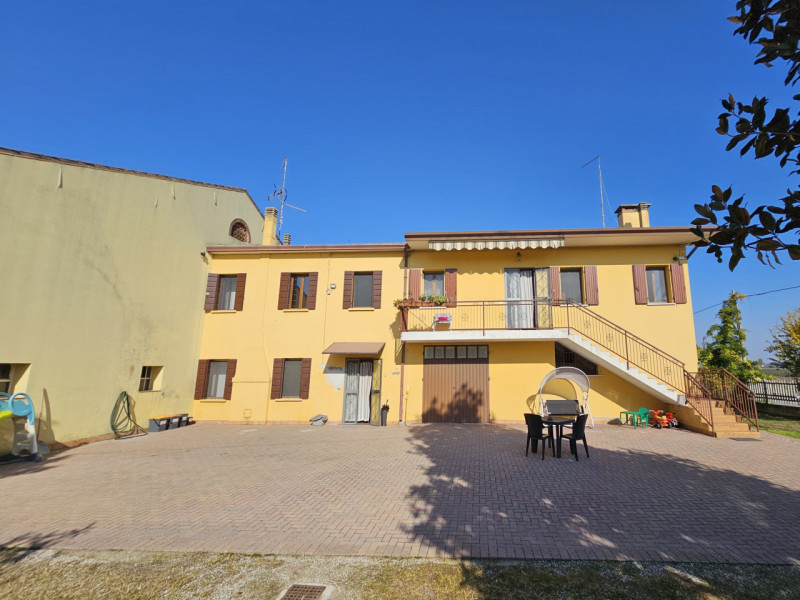 Proponiamo in vendita a Piacenza D'Adige, spaziosa soluzione indipendente con cortile e giardino ...
