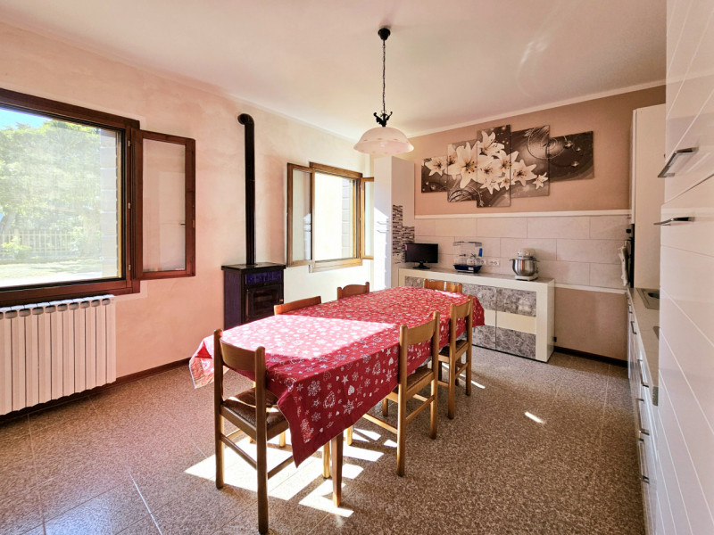 Proponiamo in vendita a Piacenza D'Adige, spaziosa soluzione indipendente con cortile e giardino ...