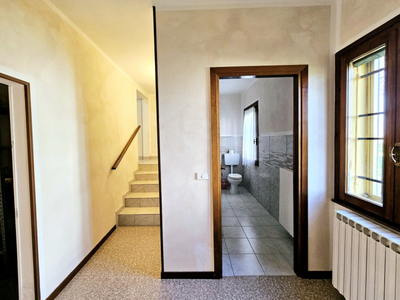 Proponiamo in vendita a Piacenza D'Adige, spaziosa soluzione indipendente con cortile e giardino ...