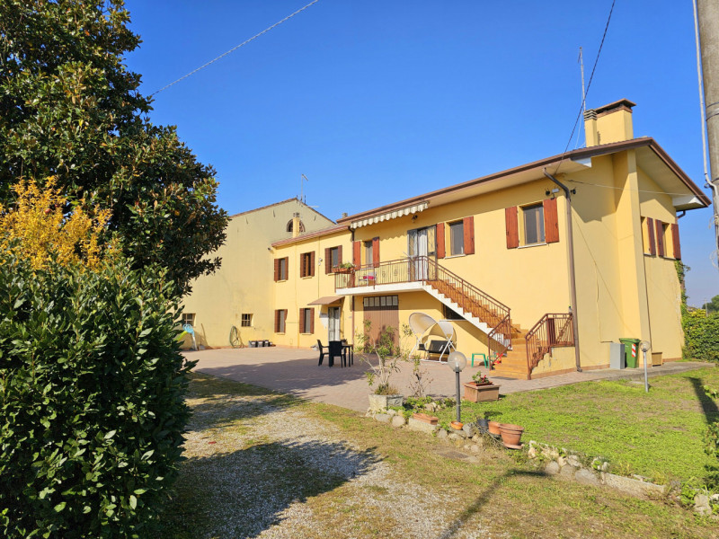 Proponiamo in vendita a Piacenza D'Adige, spaziosa soluzione indipendente con cortile e giardino ...