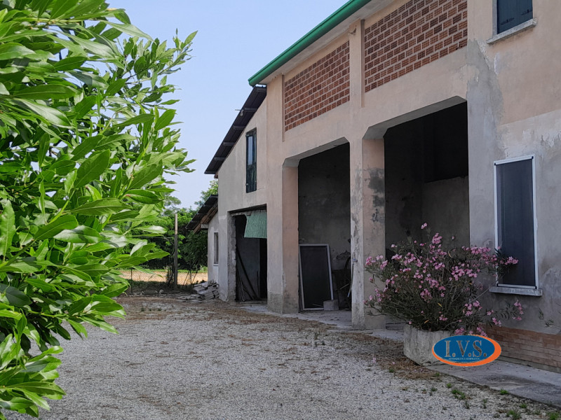 MONTEGALDA (VI) - In un contesto residenziale tranquillo e immerso nel verde della campagna propo...