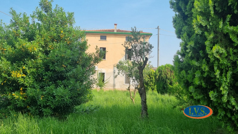 MONTEGALDA (VI) - In un contesto residenziale tranquillo e immerso nel verde della campagna propo...