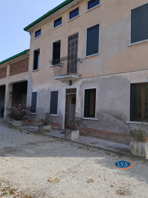 MONTEGALDA (VI) - In un contesto residenziale tranquillo e immerso nel verde della campagna propo...