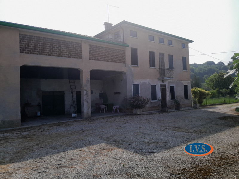 MONTEGALDA (VI) - In un contesto residenziale tranquillo e immerso nel verde della campagna propo...