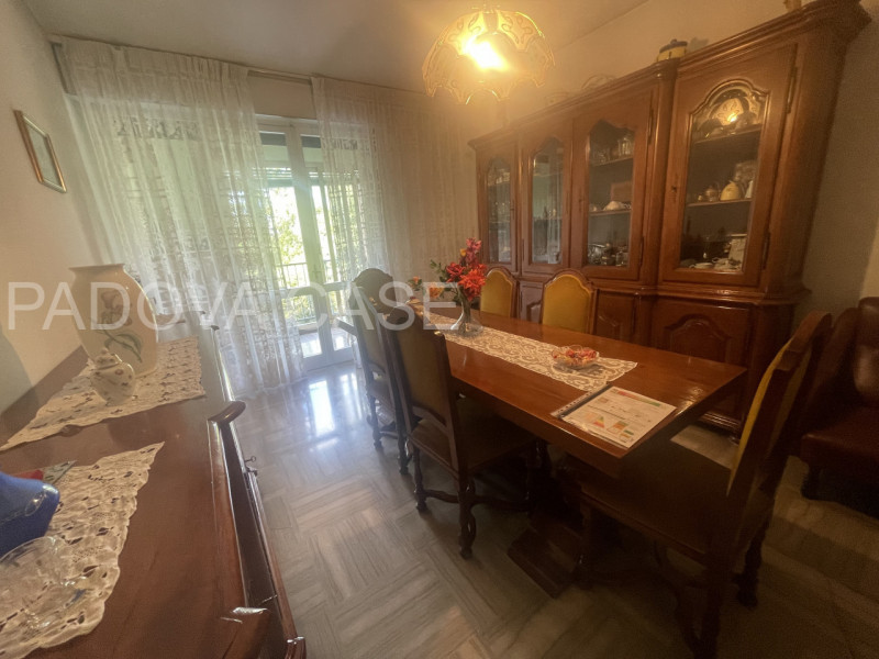 appartamento composto da:
ingresso
cucina con loggia 
soggiorno con loggia 
4 camere da letto 
2 ...