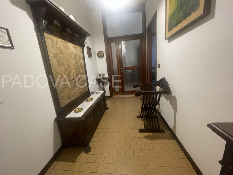 appartamento composto da:
ingresso
cucina con loggia 
soggiorno con loggia 
4 camere da letto 
2 ...