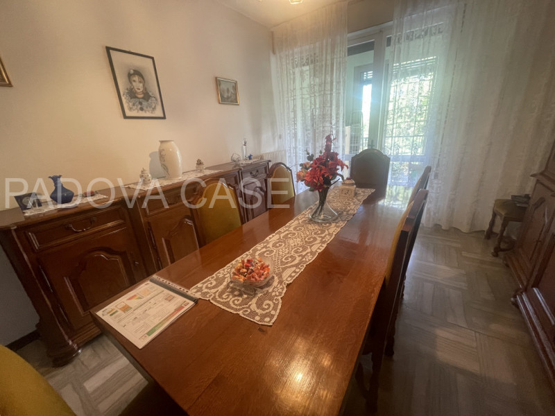 appartamento composto da:
ingresso
cucina con loggia 
soggiorno con loggia 
4 camere da letto 
2 ...