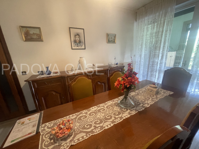 appartamento composto da:
ingresso
cucina con loggia 
soggiorno con loggia 
4 camere da letto 
2 ...