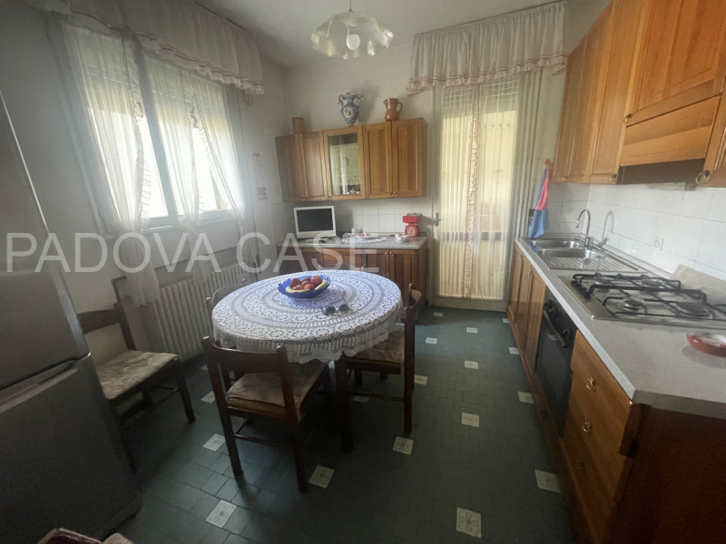 appartamento composto da:
ingresso
cucina con loggia 
soggiorno con loggia 
4 camere da letto 
2 ...