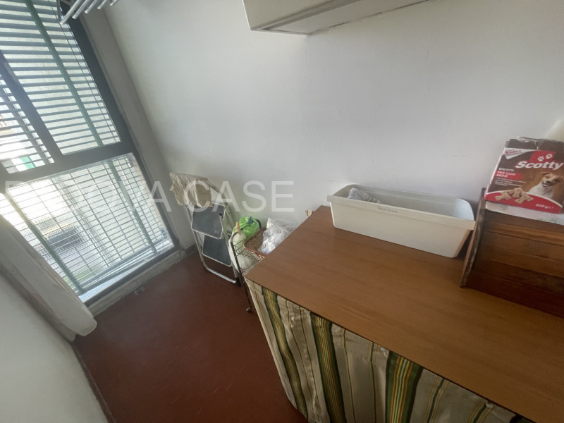 appartamento composto da:
ingresso
cucina con loggia 
soggiorno con loggia 
4 camere da letto 
2 ...