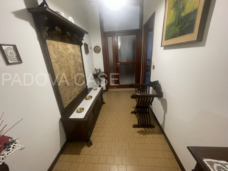 appartamento composto da:
ingresso
cucina con loggia 
soggiorno con loggia 
4 camere da letto 
2 ...