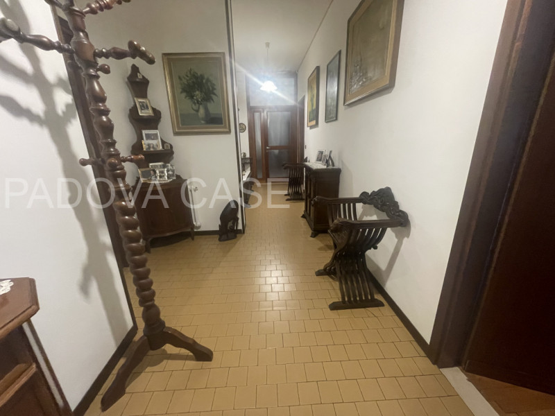 appartamento composto da:
ingresso
cucina con loggia 
soggiorno con loggia 
4 camere da letto 
2 ...