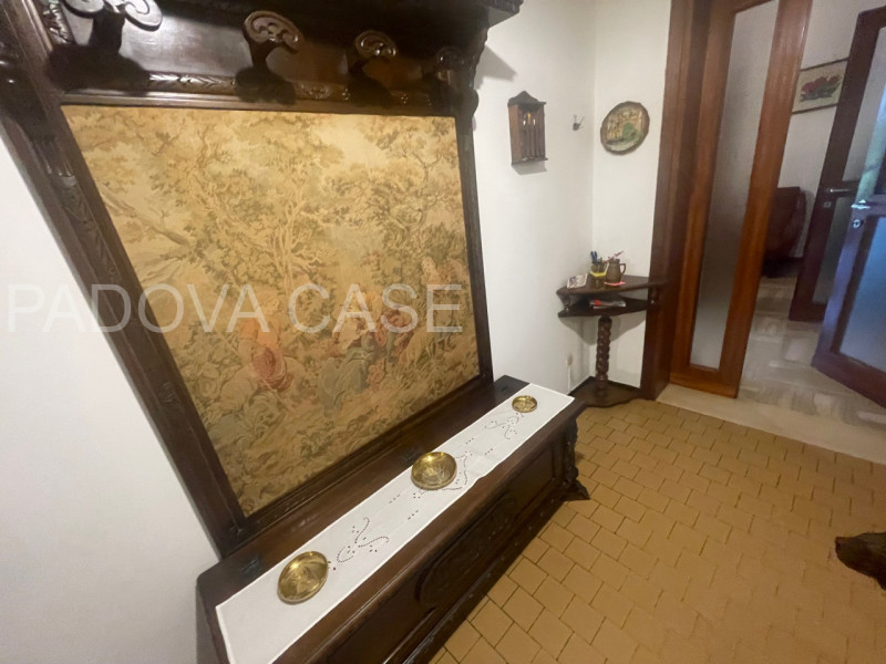 appartamento composto da:
ingresso
cucina con loggia 
soggiorno con loggia 
4 camere da letto 
2 ...