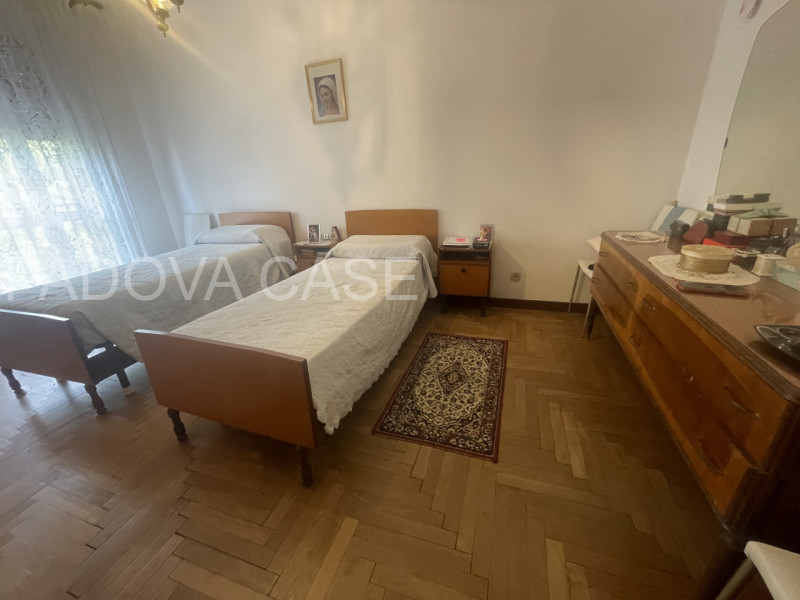 appartamento composto da:
ingresso
cucina con loggia 
soggiorno con loggia 
4 camere da letto 
2 ...