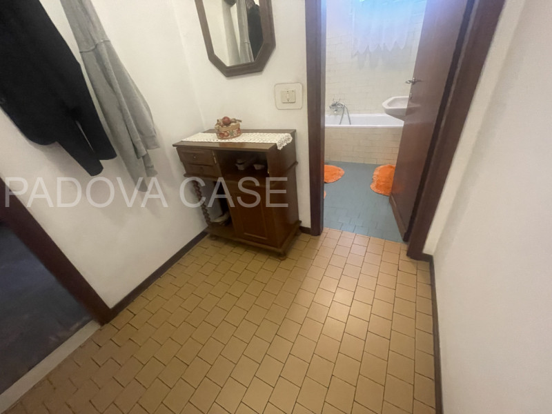 appartamento composto da:
ingresso
cucina con loggia 
soggiorno con loggia 
4 camere da letto 
2 ...