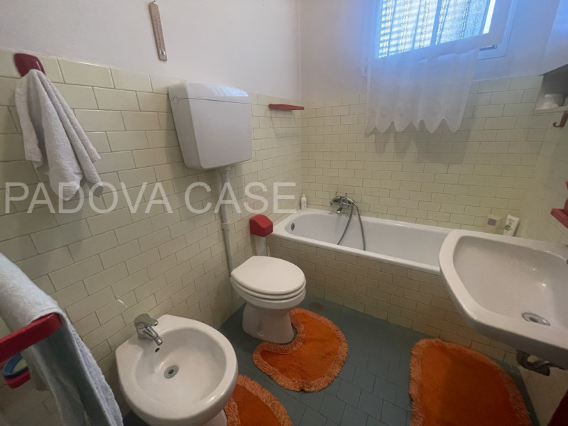 appartamento composto da:
ingresso
cucina con loggia 
soggiorno con loggia 
4 camere da letto 
2 ...