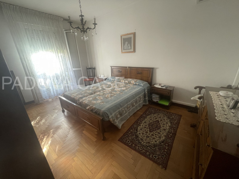 appartamento composto da:
ingresso
cucina con loggia 
soggiorno con loggia 
4 camere da letto 
2 ...