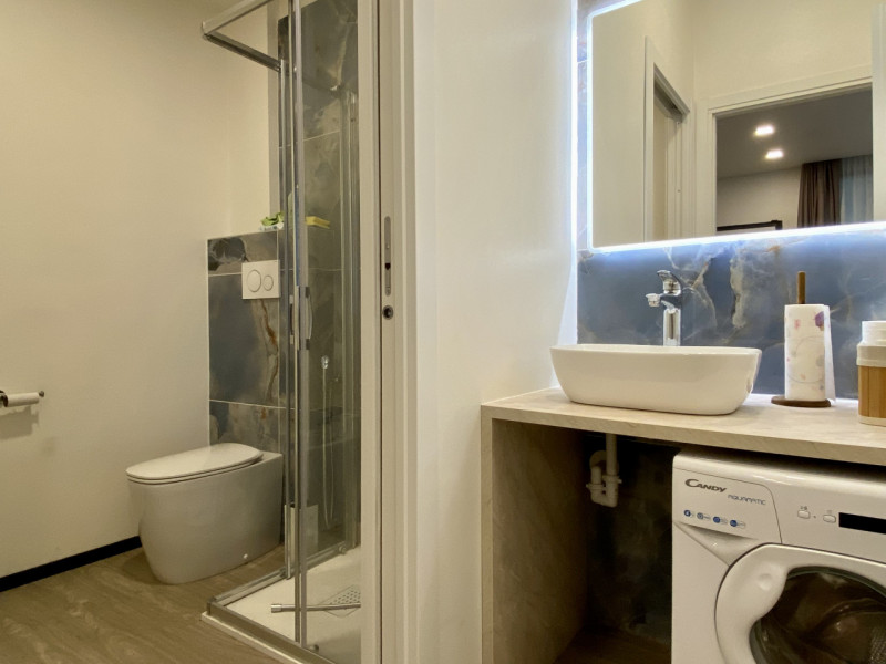 In posizione strategica, all’interno di un contesto residenziale e commerciale servito da tutti i...