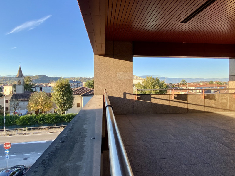 In posizione strategica, all’interno di un contesto residenziale e commerciale servito da tutti i...