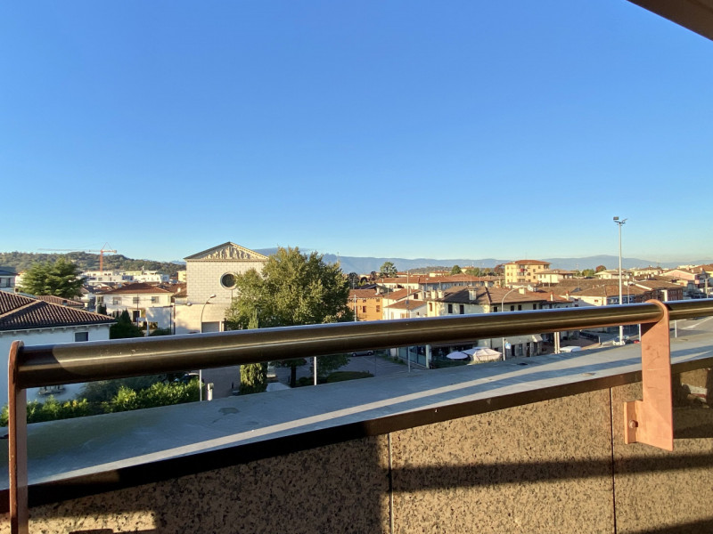 In posizione strategica, all’interno di un contesto residenziale e commerciale servito da tutti i...