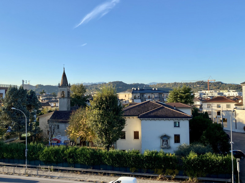 In posizione strategica, all’interno di un contesto residenziale e commerciale servito da tutti i...