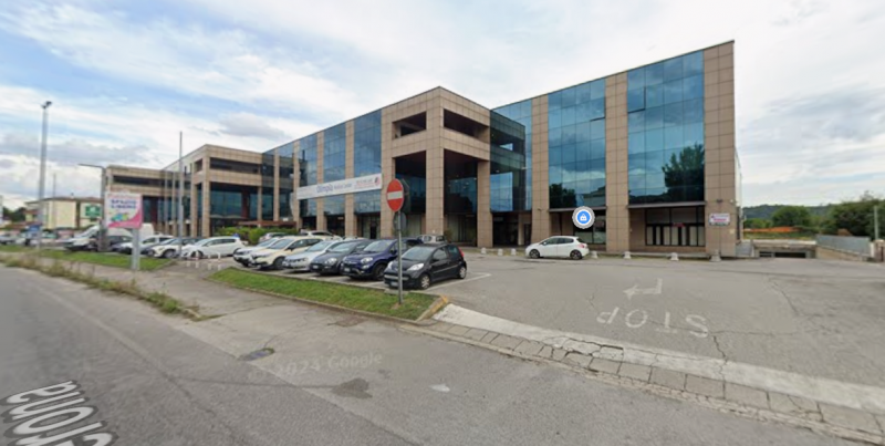 In posizione strategica, all’interno di un contesto residenziale e commerciale servito da tutti i...