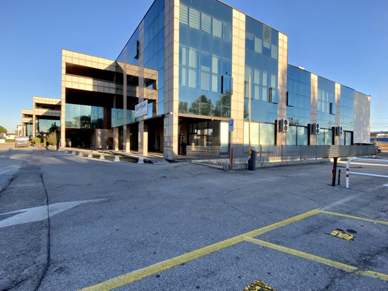 In posizione strategica, all’interno di un contesto residenziale e commerciale servito da tutti i...