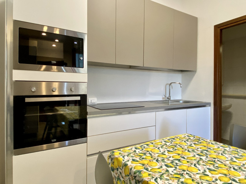 In contesto residenziale e commerciale ben servito, comodo alle principali arterie stradali e sit...