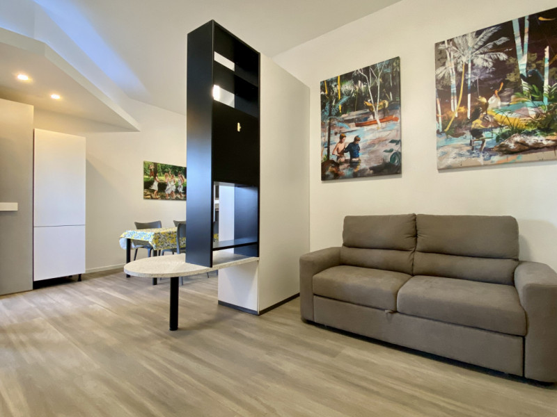 In contesto residenziale e commerciale ben servito, comodo alle principali arterie stradali e sit...