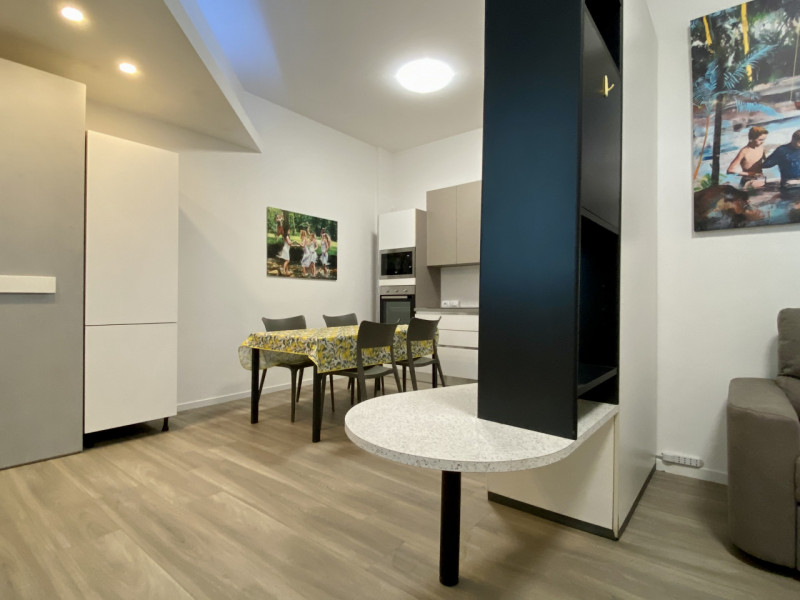 In contesto residenziale e commerciale ben servito, comodo alle principali arterie stradali e sit...