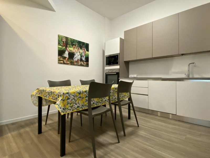 In contesto residenziale e commerciale ben servito, comodo alle principali arterie stradali e sit...